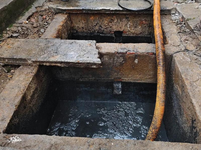 物流园清理化粪池